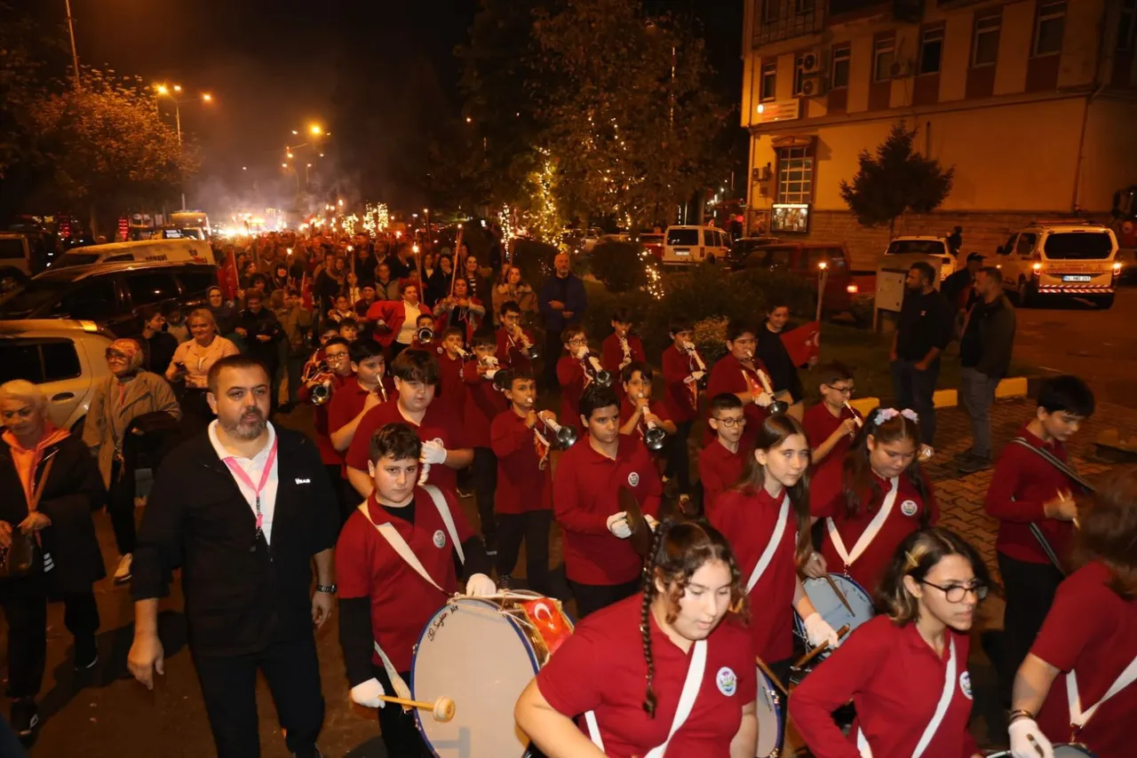 Arhavi’de Cumhuriyet coşkusu fener alayıyla taçlandı