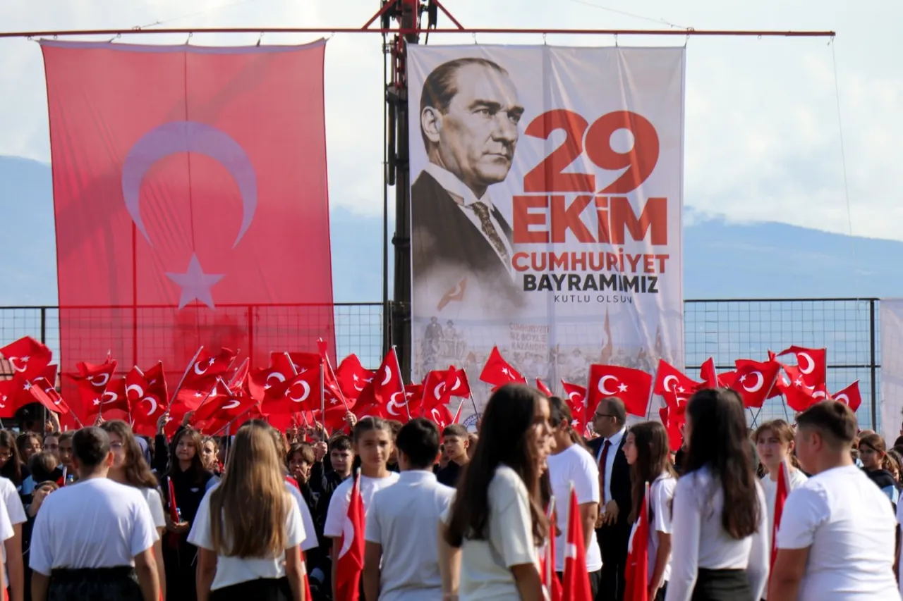 Bozdoğan’da Cumhuriyet Bayramı coşkusu stadyuma taşındı