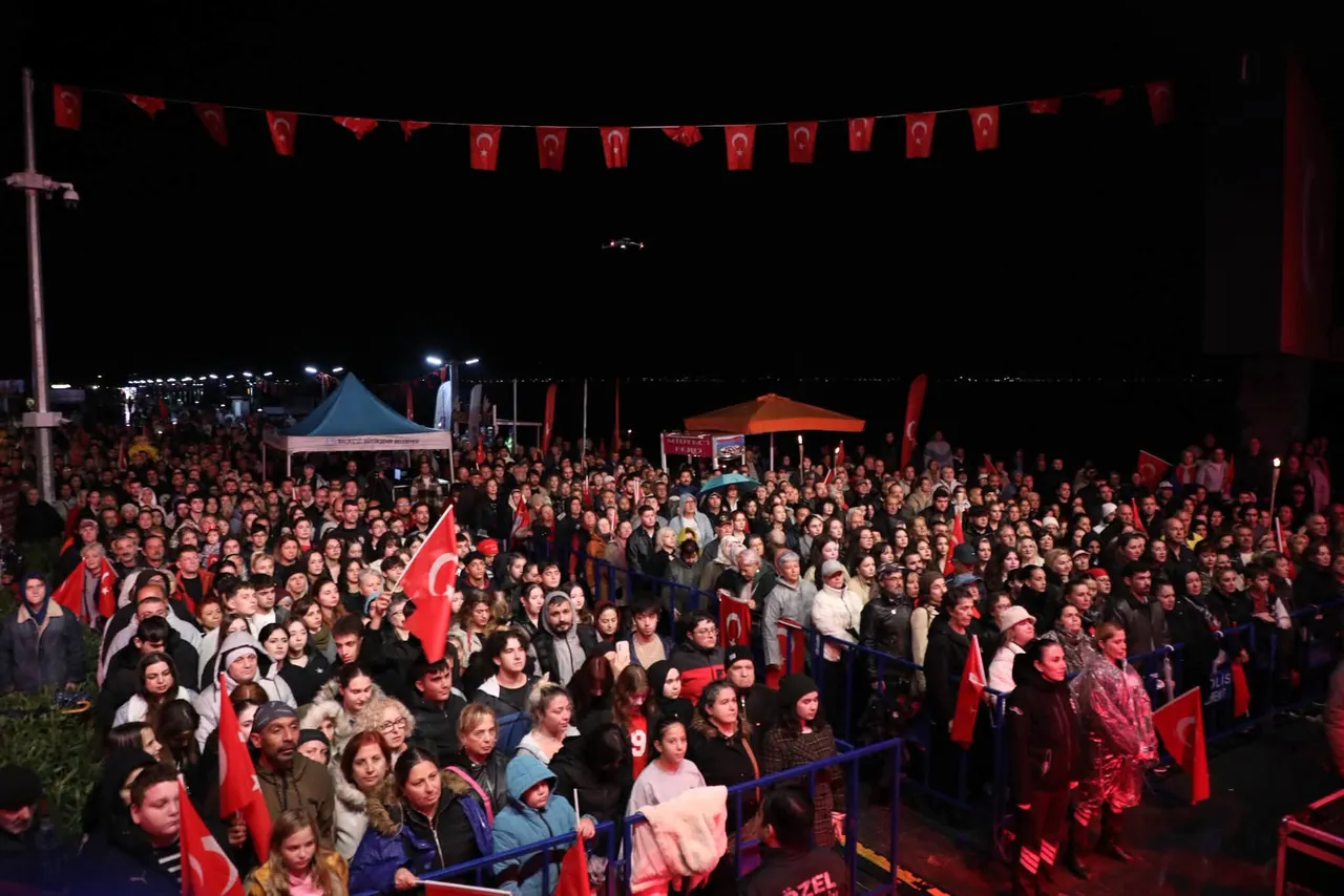 Edremit’te Cumhuriyet Bayramı coşkusu yağmura rağmen dinmedi