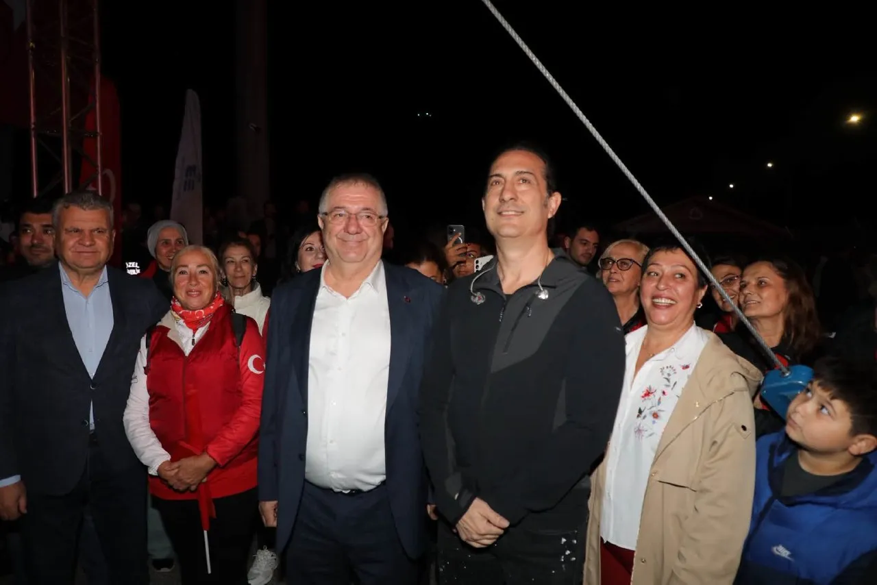 Edremit’te Cumhuriyet Bayramı coşkusu yağmura rağmen dinmedi