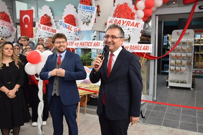 Karapınar Kaymakamı Öztürk, Musa diri ve Celalettin Arı’nın sahibi olduğu Arı-Diri Petrol’ün açılış törenine katıldı