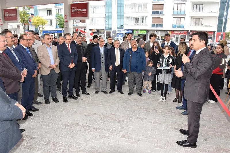 Karapınar Kaymakamı Öztürk, Musa diri ve Celalettin Arı’nın sahibi olduğu Arı-Diri Petrol’ün açılış törenine katıldı