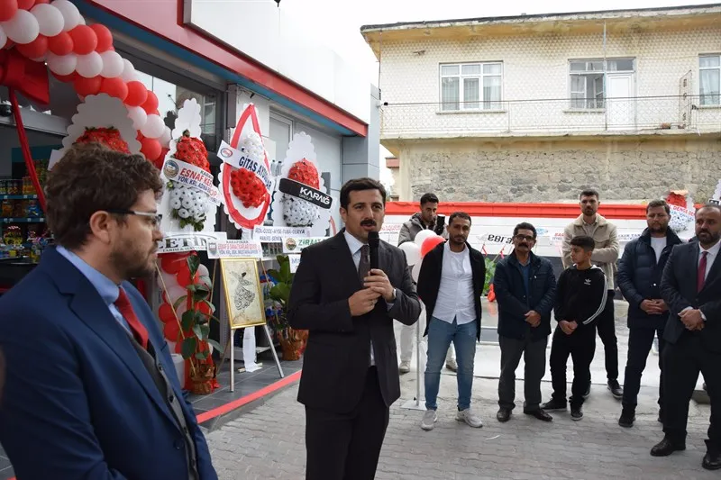 Karapınar Kaymakamı Öztürk, Musa diri ve Celalettin Arı’nın sahibi olduğu Arı-Diri Petrol’ün açılış törenine katıldı