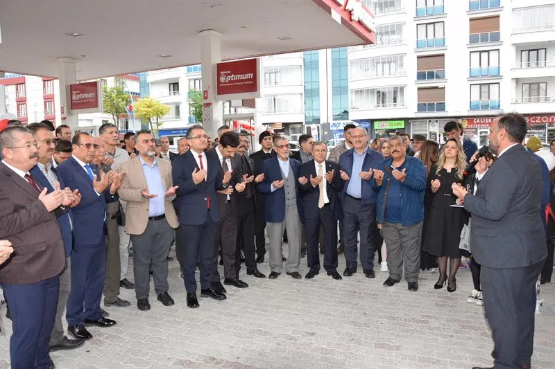 Karapınar Kaymakamı Öztürk, Musa diri ve Celalettin Arı’nın sahibi olduğu Arı-Diri Petrol’ün açılış törenine katıldı