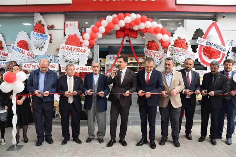 Karapınar Kaymakamı Öztürk, Musa diri ve Celalettin Arı’nın sahibi olduğu Arı-Diri Petrol’ün açılış törenine katıldı