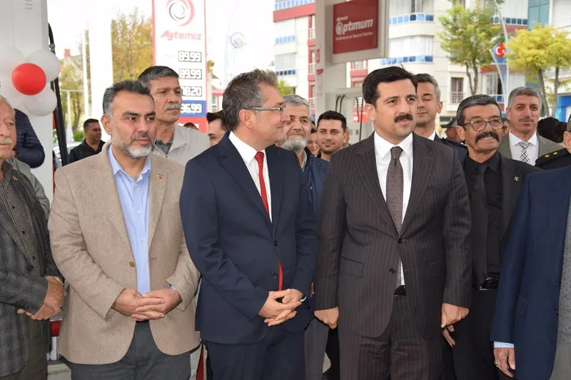 Karapınar Kaymakamı Öztürk, Musa diri ve Celalettin Arı’nın sahibi olduğu Arı-Diri Petrol’ün açılış törenine katıldı