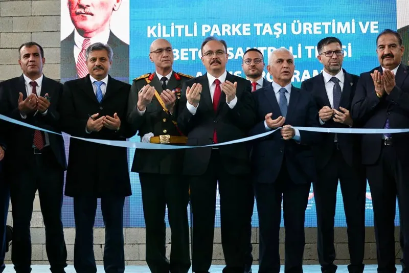 Siirt’te kilitli parke taşı üretim ve beton Santrali Tesisi hizmete açıldı