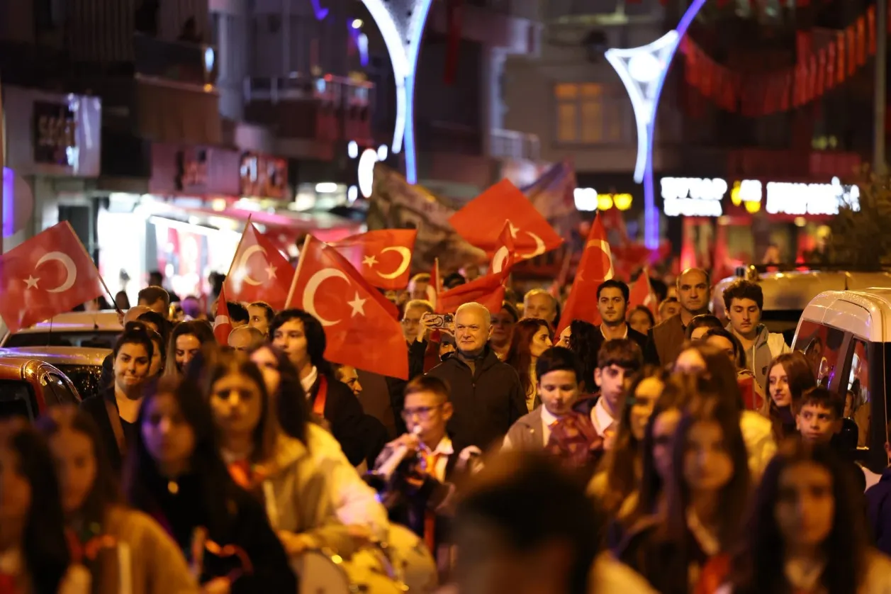 Karamürsel’de Cumhuriyet aşkı sokaklara taştı