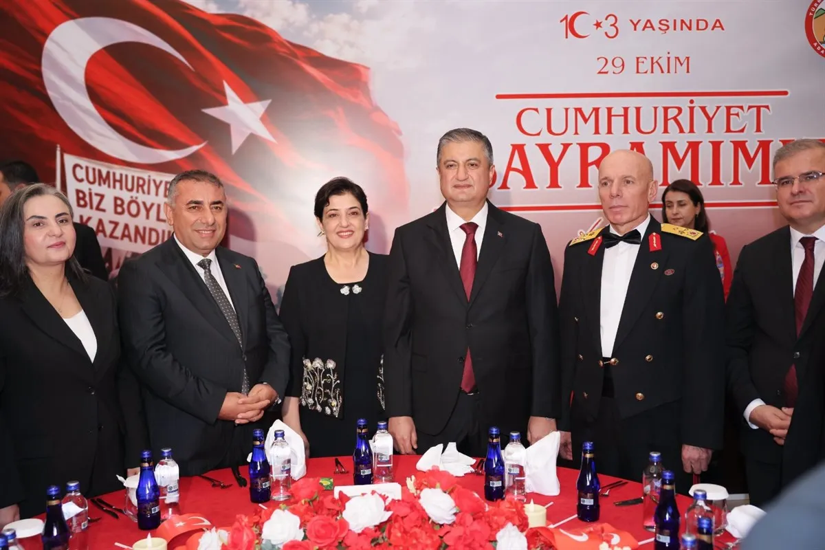 Vali Yavuz ve eşi Süreyya Yavuz’nin ev sahipliğinde Cumhuriyet Resepsiyonu düzenlendi