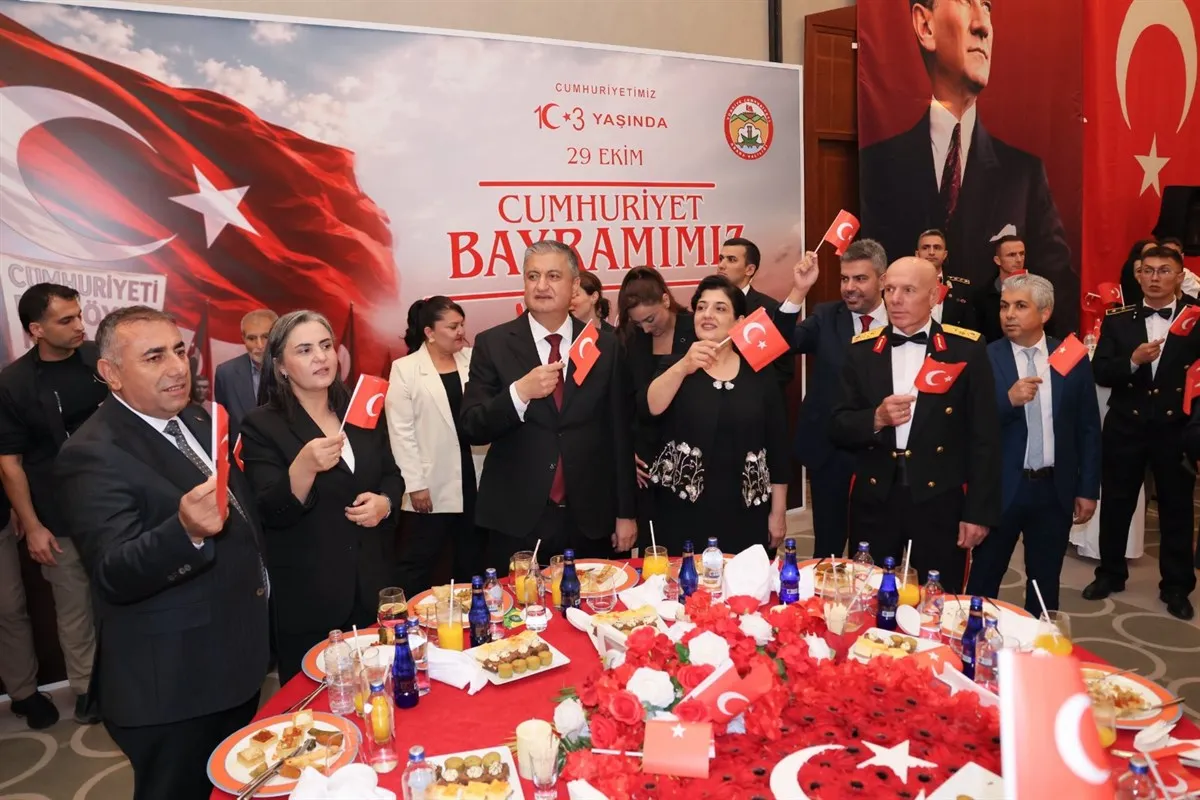 Vali Yavuz ve eşi Süreyya Yavuz’nin ev sahipliğinde Cumhuriyet Resepsiyonu düzenlendi
