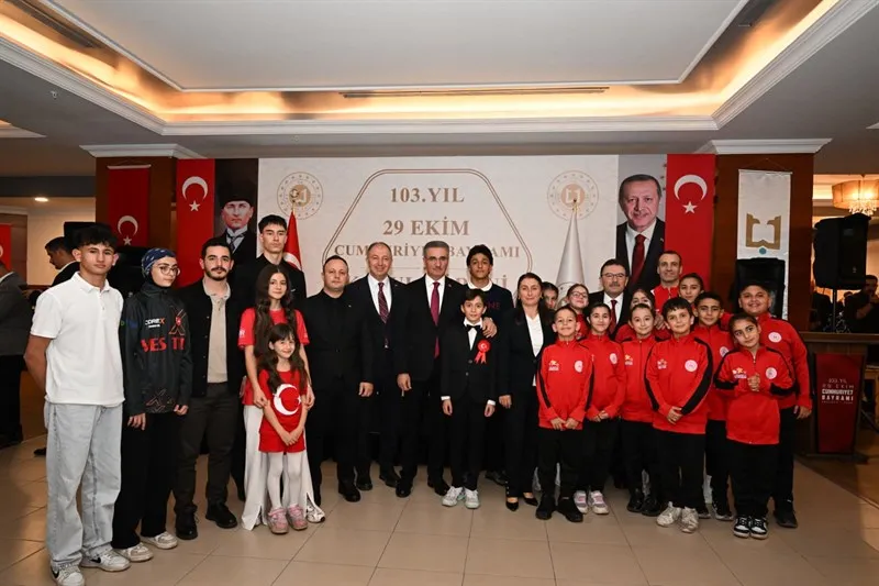 Erzurum’da Cumhuriyet Bayramı kabul töreni düzenlendi