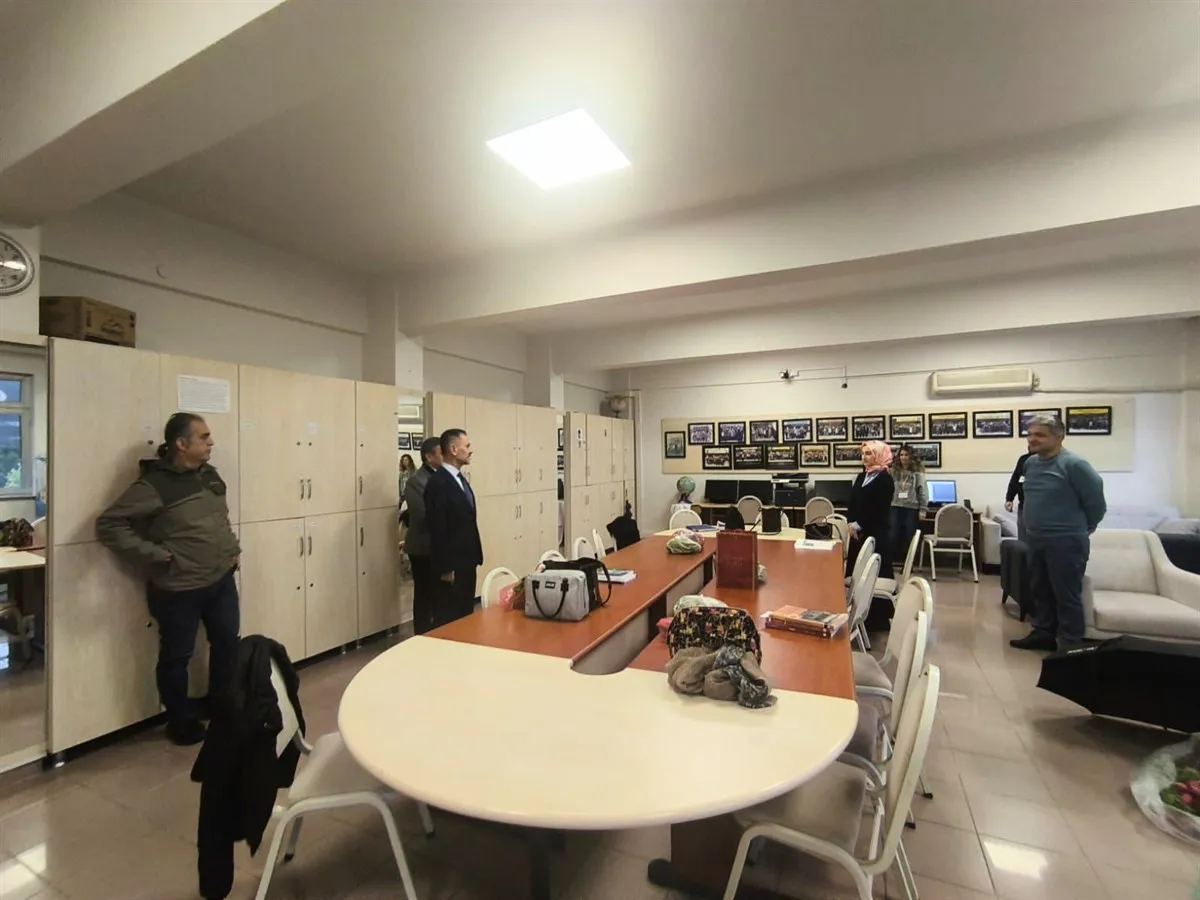 Vali Aktaş, güne okul ziyareti ile başladı