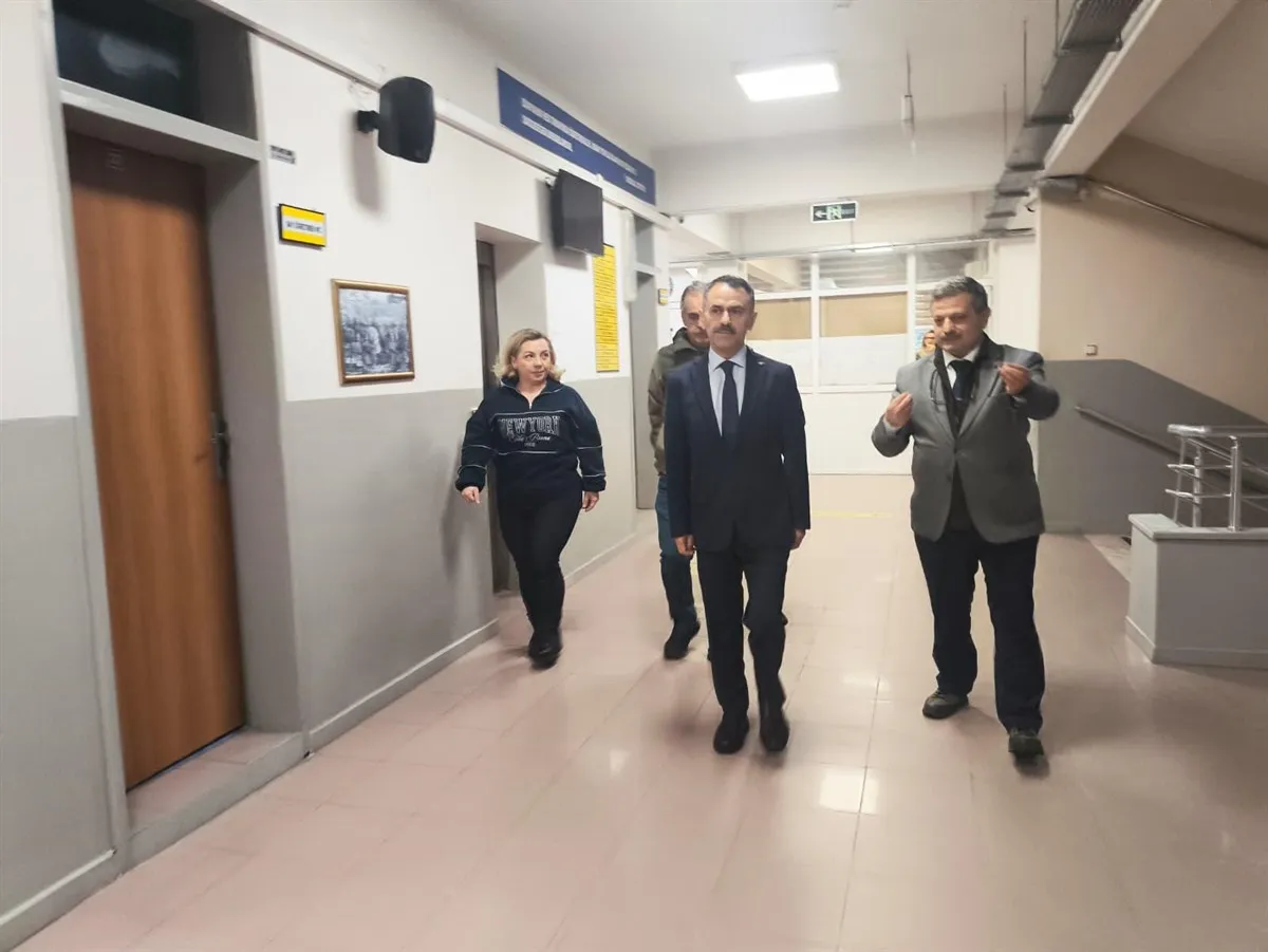 Vali Aktaş, güne okul ziyareti ile başladı