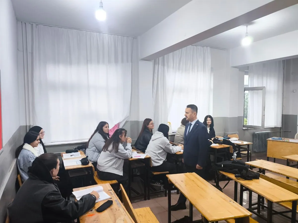 Vali Aktaş, güne okul ziyareti ile başladı