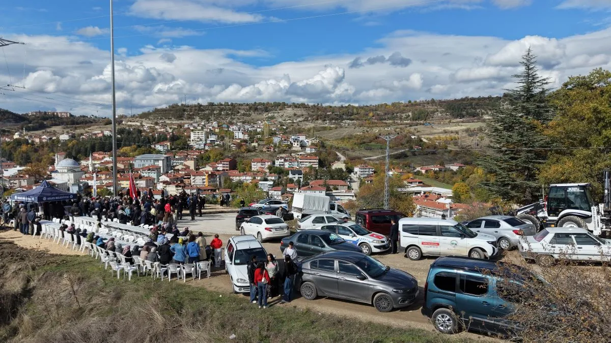Keles'in Simgesi Ayyıldız'da Şanlı Bayrağı gururla dalgalanıyor