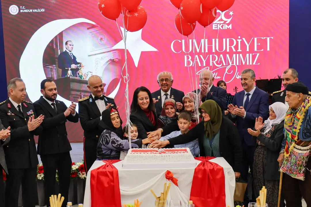 Vali Tülay Baydar Bilgihan Cumhuriyet Bayramı kabul törenine katıldı