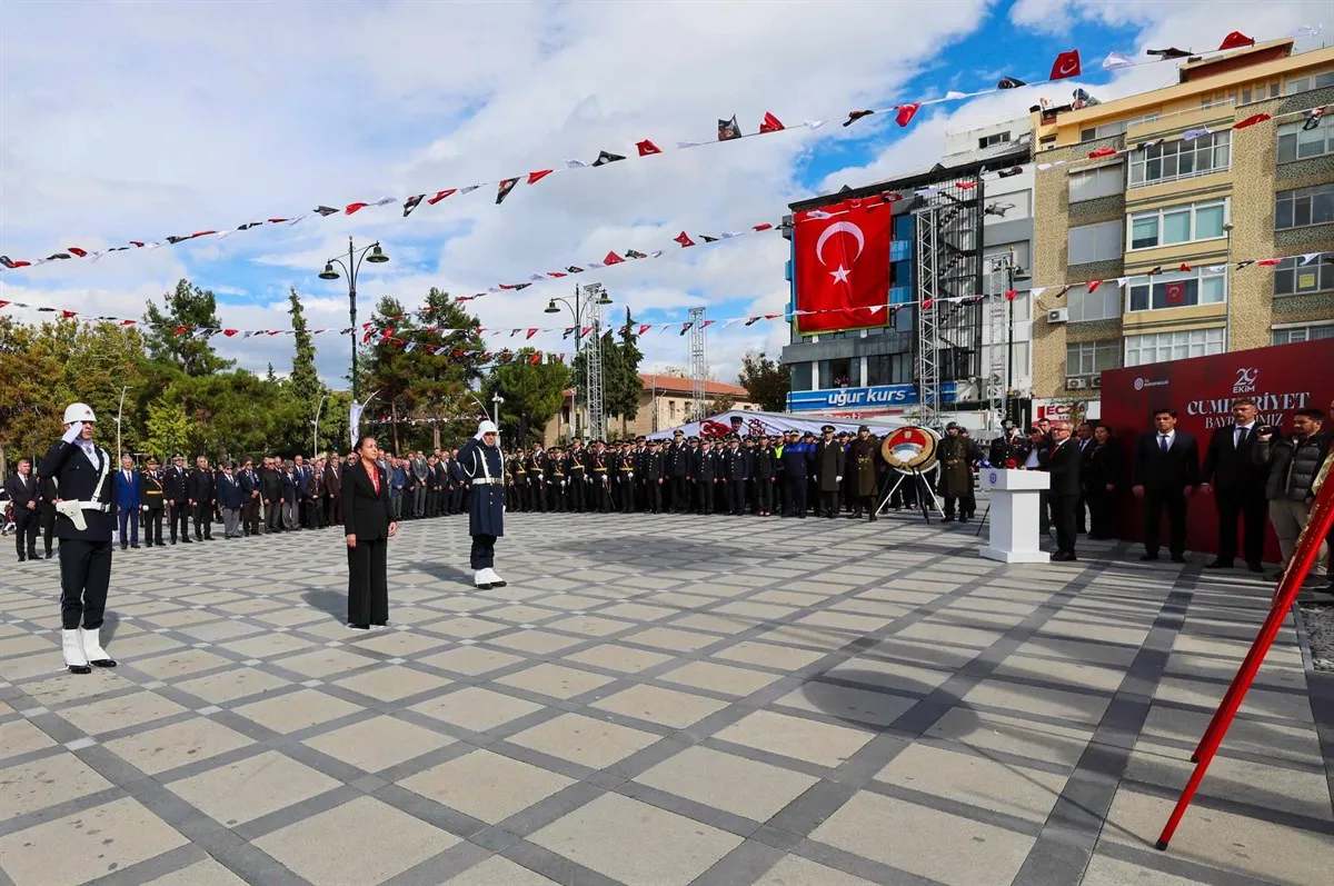 Vali Tülay Baydar Bilgihan Cumhuriyet Meydanı’ndaki çelenk sunma programına katıldı