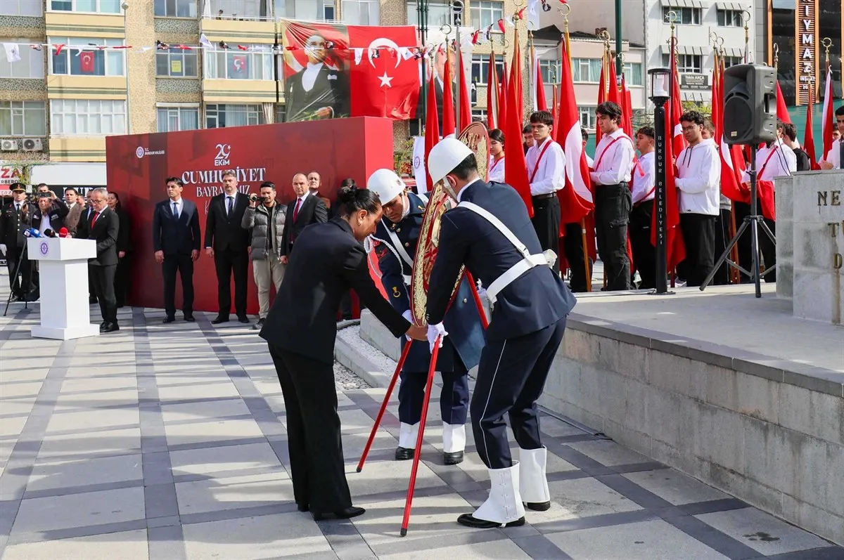 Vali Tülay Baydar Bilgihan Cumhuriyet Meydanı’ndaki çelenk sunma programına katıldı