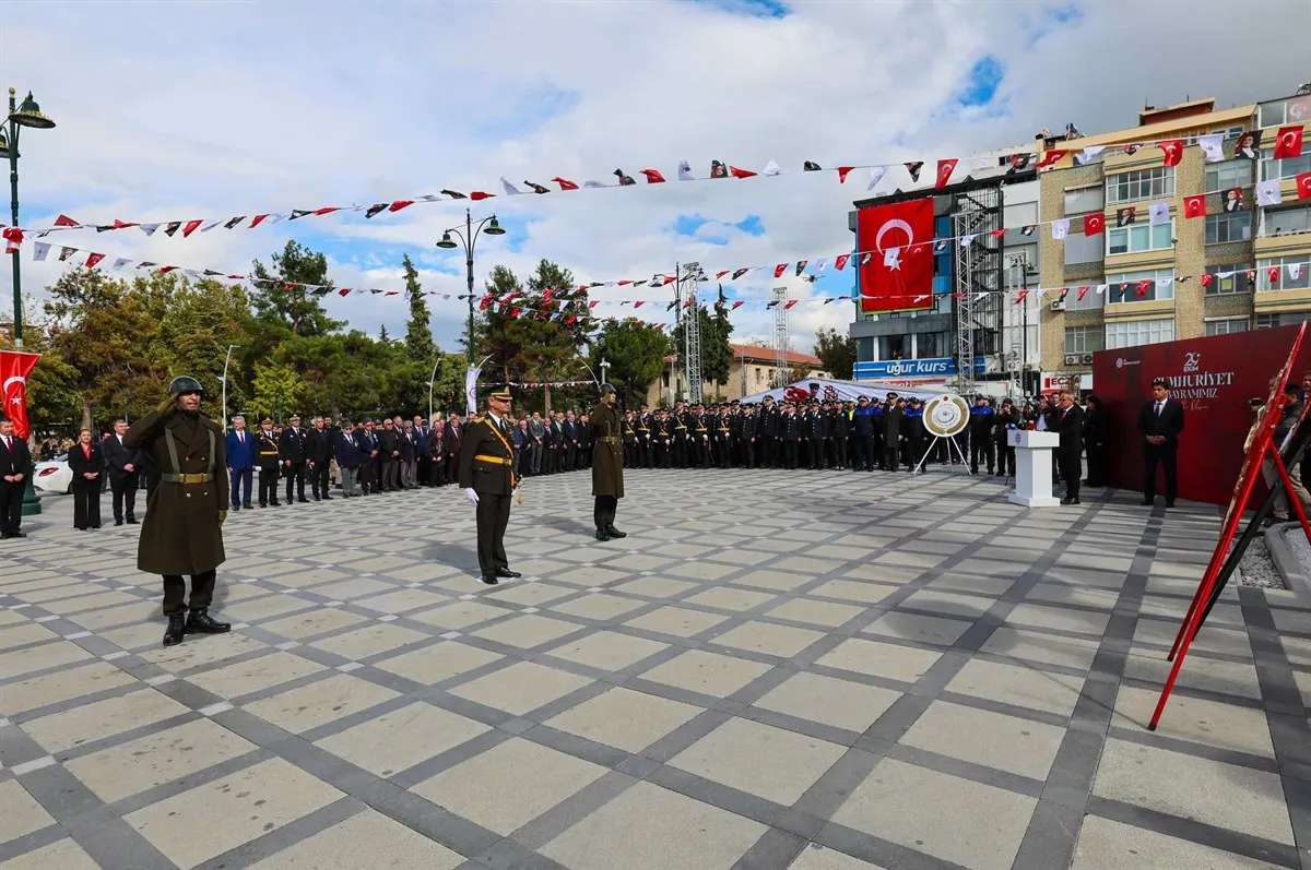 Vali Tülay Baydar Bilgihan Cumhuriyet Meydanı’ndaki çelenk sunma programına katıldı