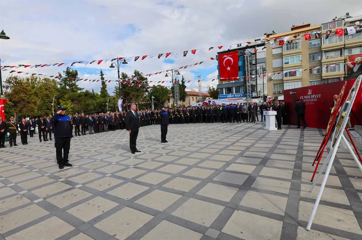 Vali Tülay Baydar Bilgihan Cumhuriyet Meydanı’ndaki çelenk sunma programına katıldı