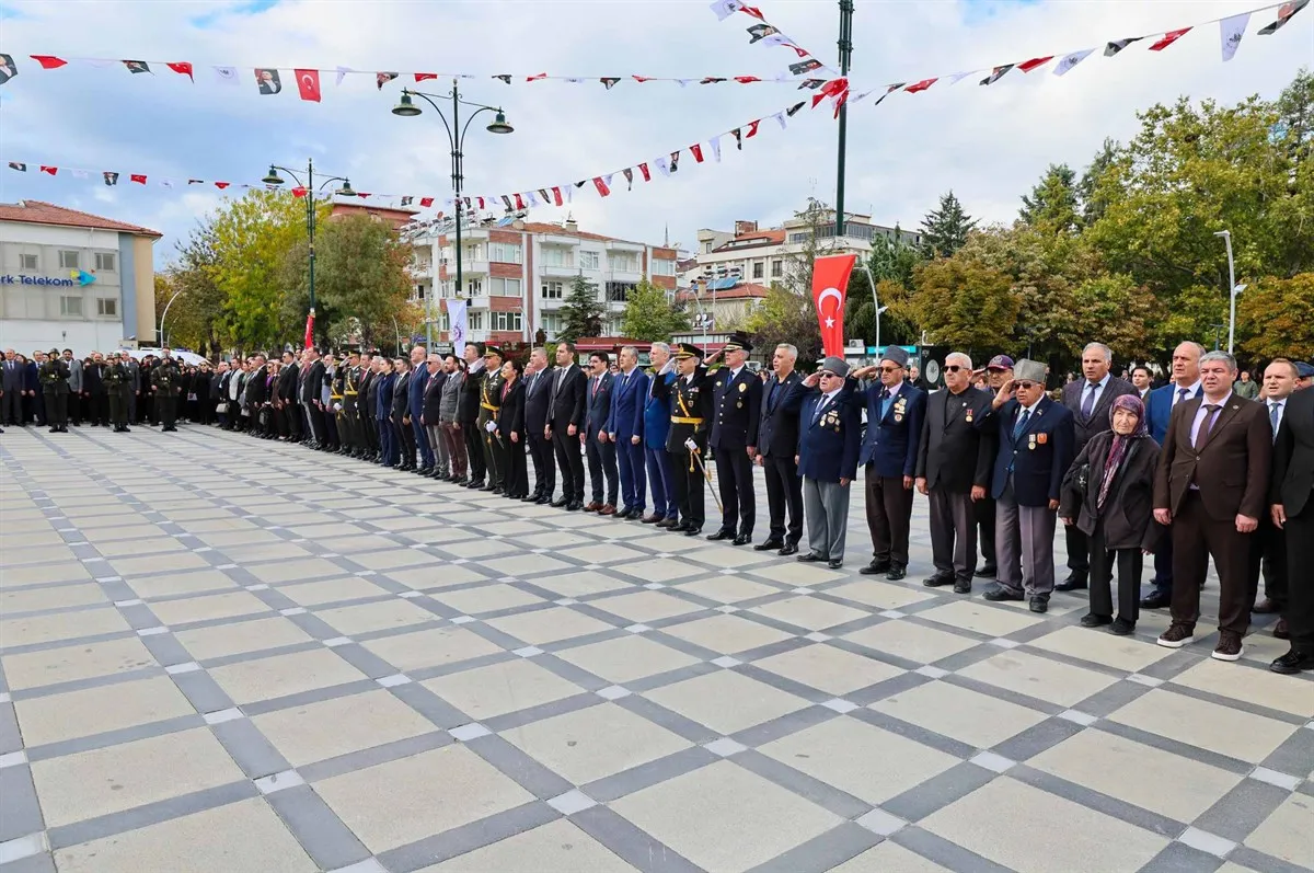 Vali Tülay Baydar Bilgihan Cumhuriyet Meydanı’ndaki çelenk sunma programına katıldı