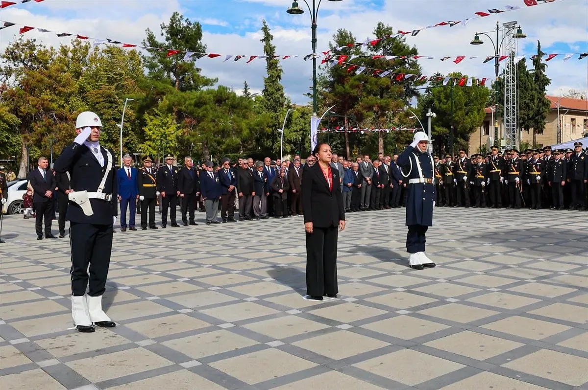 Vali Tülay Baydar Bilgihan Cumhuriyet Meydanı’ndaki çelenk sunma programına katıldı