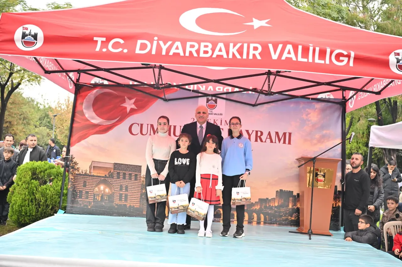 Diyarbakır’da 29 Ekim Cumhuriyet Bayramı coşkuyla kutlandı