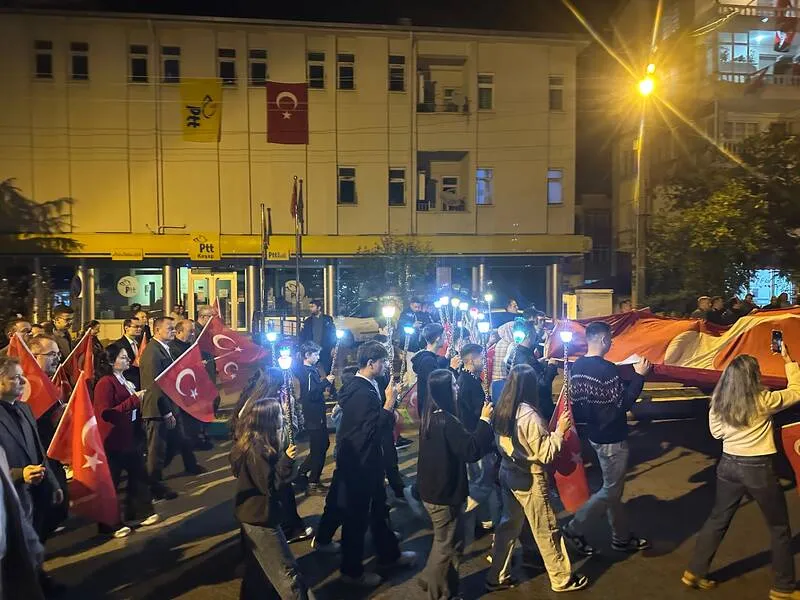 Keşap'ta Cumhuriyet Bayramı coşkusu Fener Alayı yürüyüşü ile devam etti