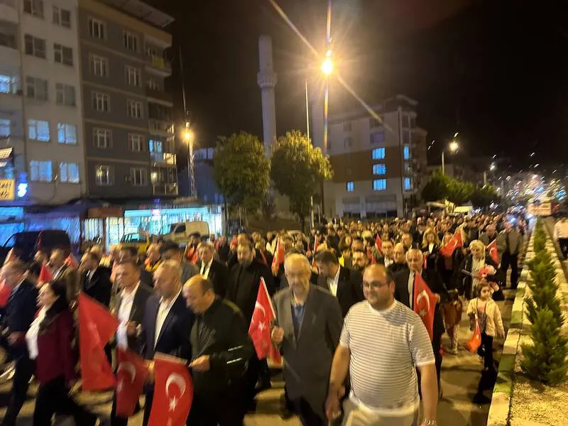 Keşap'ta Cumhuriyet Bayramı coşkusu Fener Alayı yürüyüşü ile devam etti