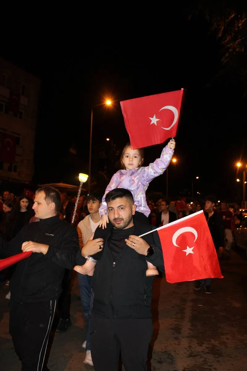 Keşap'ta Cumhuriyet Bayramı coşkusu Fener Alayı yürüyüşü ile devam etti