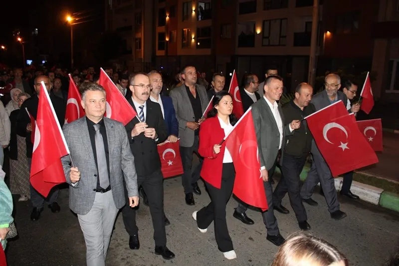 Keşap'ta Cumhuriyet Bayramı coşkusu Fener Alayı yürüyüşü ile devam etti