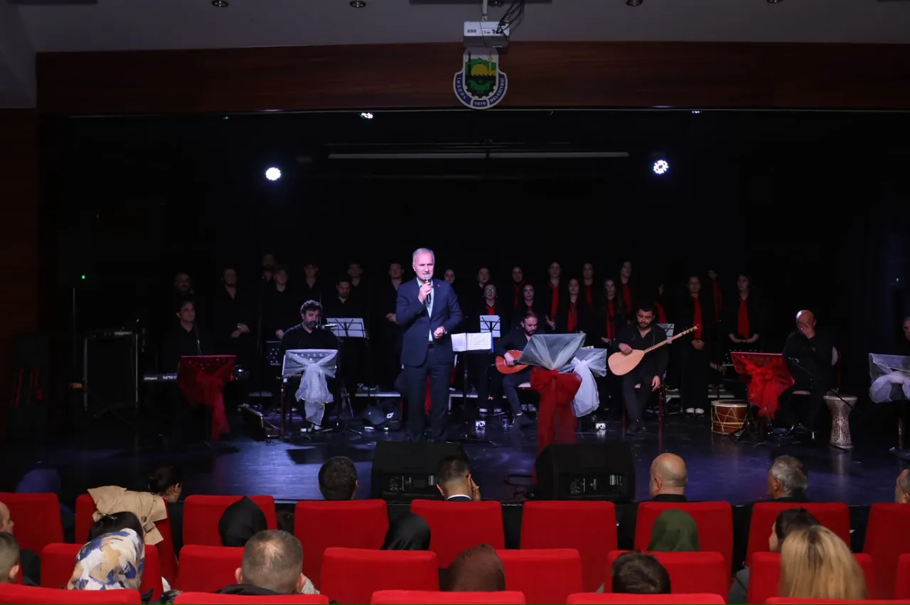 İnegöl Belediyesi Gençlik Korosundan Cumhuriyet konseri