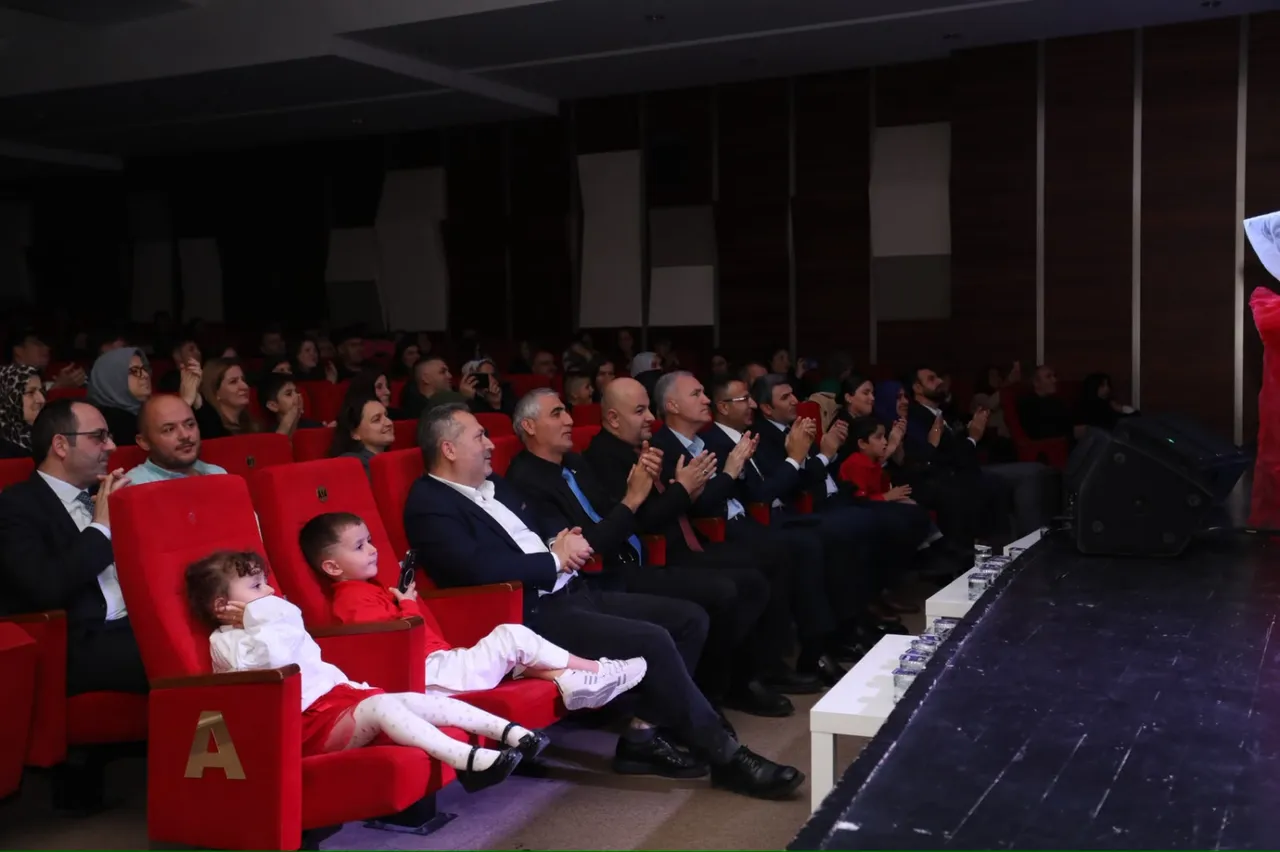 İnegöl Belediyesi Gençlik Korosundan Cumhuriyet konseri