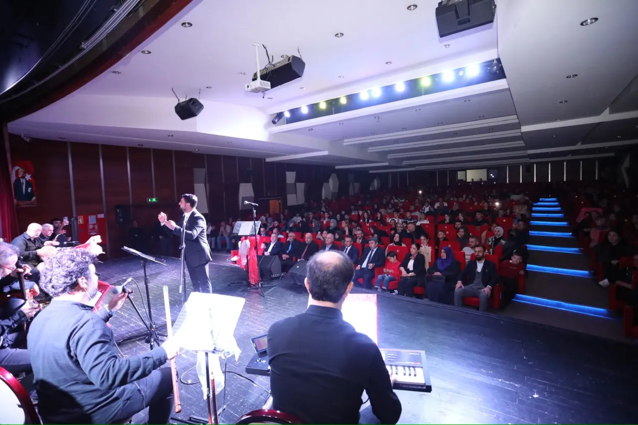 İnegöl Belediyesi Gençlik Korosundan Cumhuriyet konseri