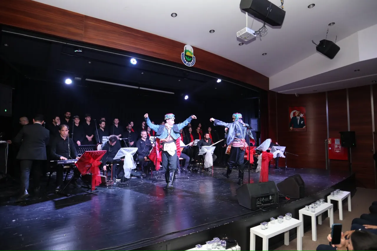 İnegöl Belediyesi Gençlik Korosundan Cumhuriyet konseri
