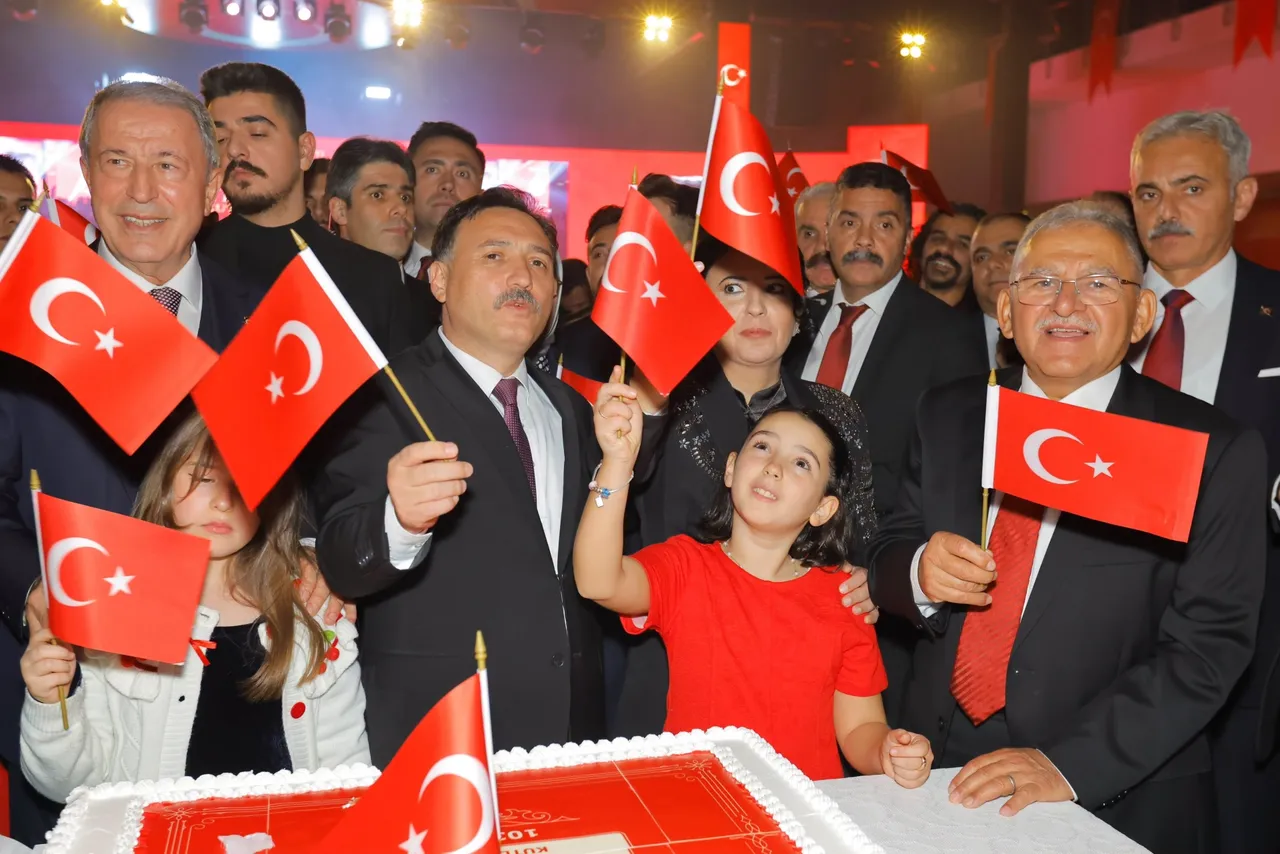 Başkan Büyükkılıç, Cumhuriyet'in 103. yıl coşkusunu resepsiyonda paylaştı