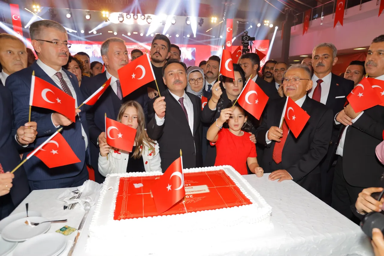 Başkan Büyükkılıç, Cumhuriyet'in 103. yıl coşkusunu resepsiyonda paylaştı