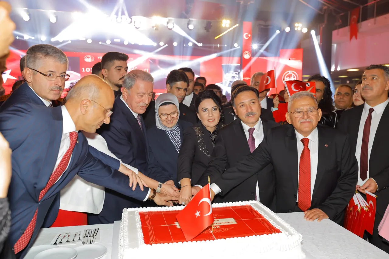 Başkan Büyükkılıç, Cumhuriyet'in 103. yıl coşkusunu resepsiyonda paylaştı