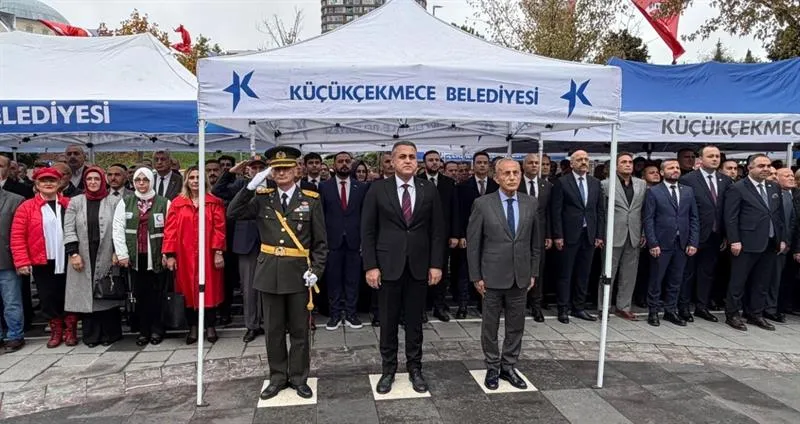 Küçükçekmece Kaymakamı Anteplioğlu ve protokol üyelerinin katılımı ile Çelenk Sunma Töreni düzenlendi