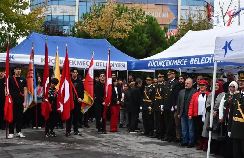 Küçükçekmece Kaymakamı Anteplioğlu ve protokol üyelerinin katılımı ile Çelenk Sunma Töreni düzenlendi