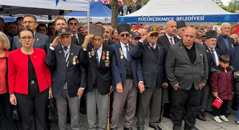 Küçükçekmece Kaymakamı Anteplioğlu ve protokol üyelerinin katılımı ile Çelenk Sunma Töreni düzenlendi