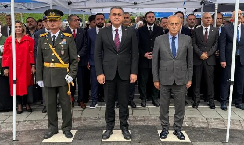 Küçükçekmece Kaymakamı Anteplioğlu ve protokol üyelerinin katılımı ile Çelenk Sunma Töreni düzenlendi