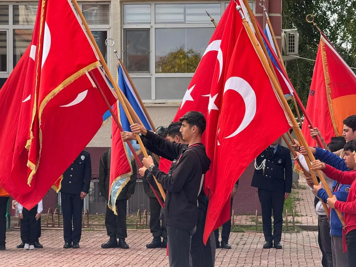 Cumhuriyet'in 103. yılı, çelenk sunma töreniyle kutlandı. 2026