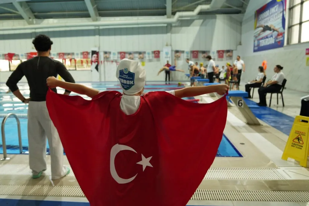 Cumhuriyet coşkusu genç yüzücülerin başarılarıyla taçlandı