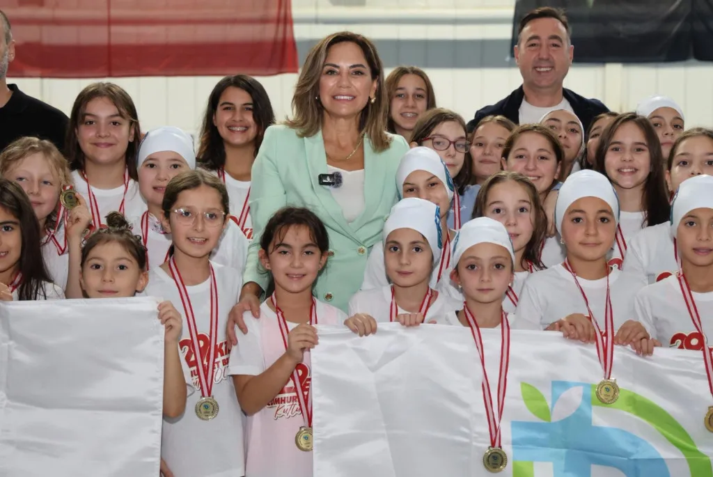 Cumhuriyet coşkusu genç yüzücülerin başarılarıyla taçlandı