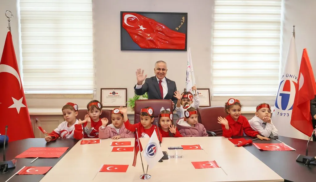 GAÜN’lü Miniklerden Cumhuriyet Bayramı yürüyüşü