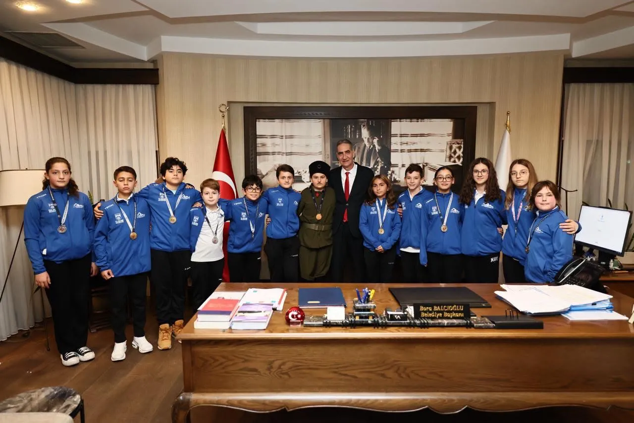 Silivri Belediyesi’nin başarılı yüzme ve paletli yüzme sporcuları ödüllendirildi