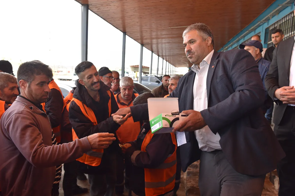 Siverek Belediyesi çalışanlarına kanser tarama kiti dağıtıldı