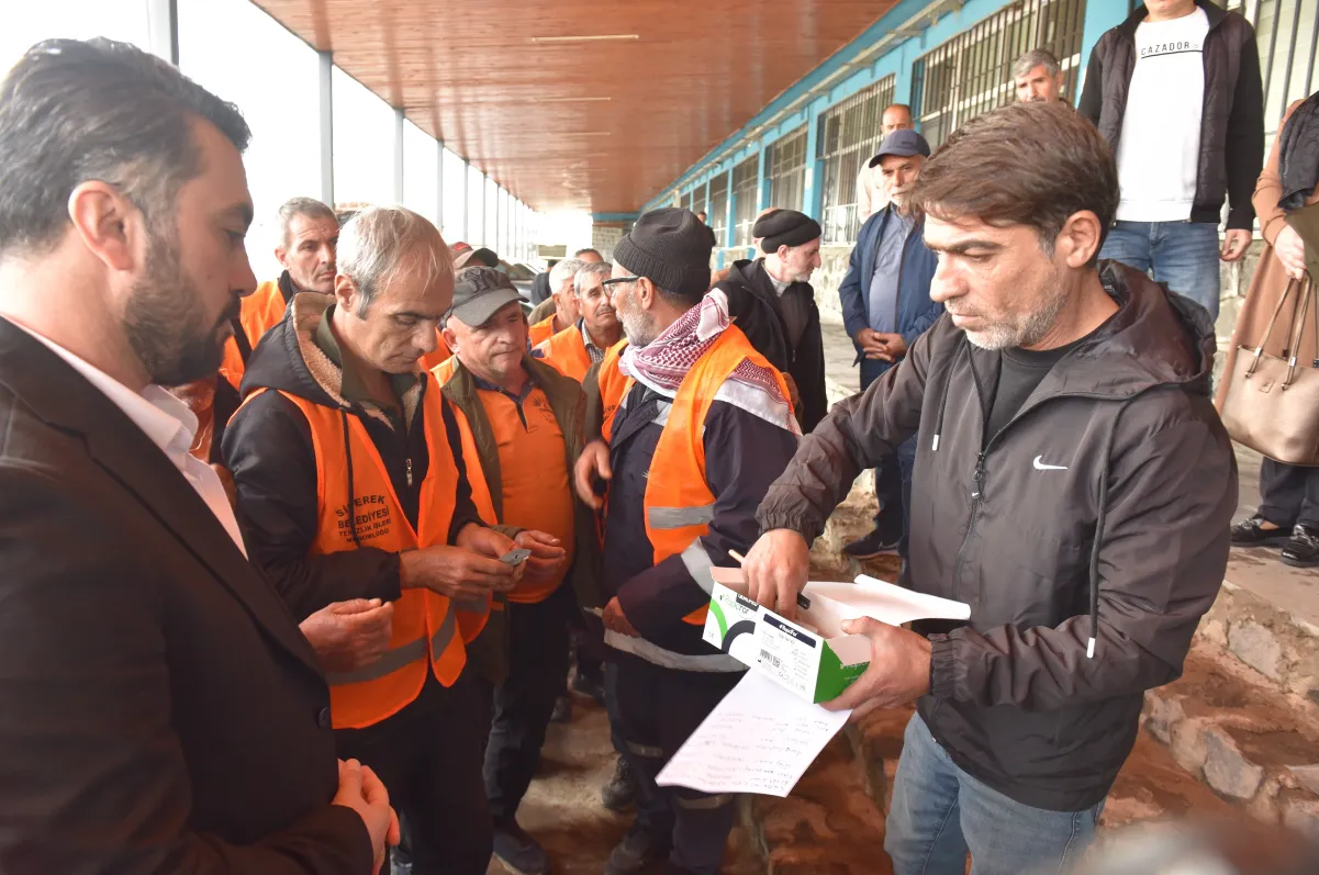 Siverek Belediyesi çalışanlarına kanser tarama kiti dağıtıldı