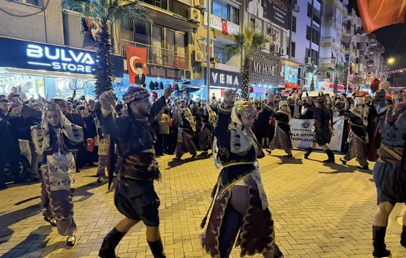 Turgutlu'da “29 Ekim Cumhuriyet Bayramı'' Etkinlikleri Kapsamında Fener Alayı Düzenlendi